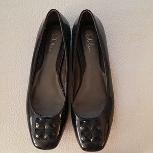 Black patent leather Cole Haan flats with toe e